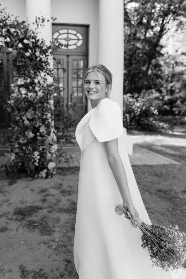 Летняя свадьба для двоих посреди цветущего поля