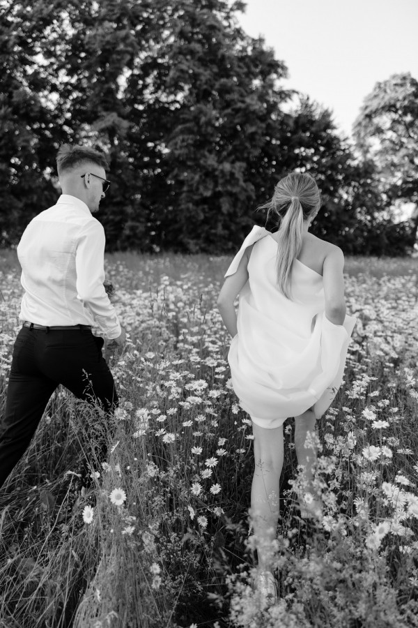 Летняя свадьба для двоих посреди цветущего поля