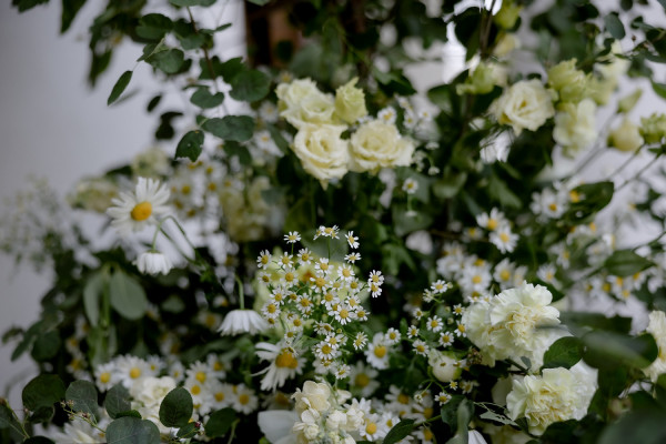 Летняя свадьба для двоих посреди цветущего поля