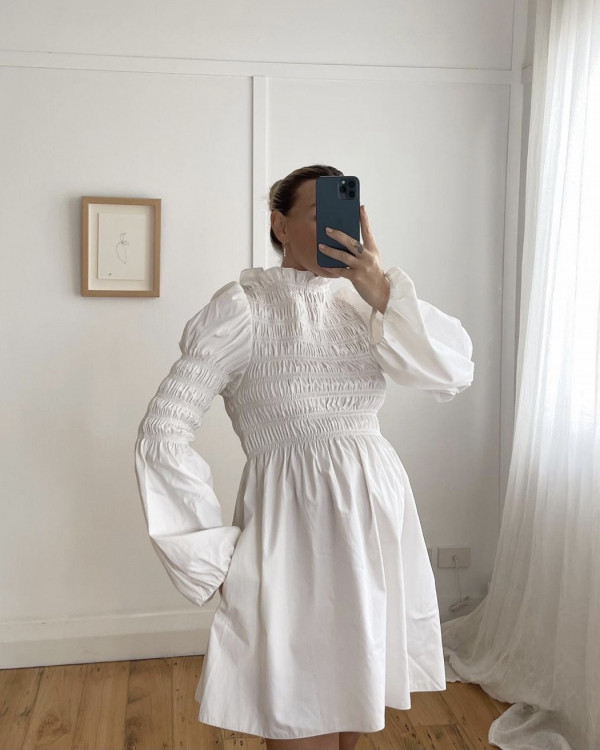 5 универсальных образов на свадьбу для беременных