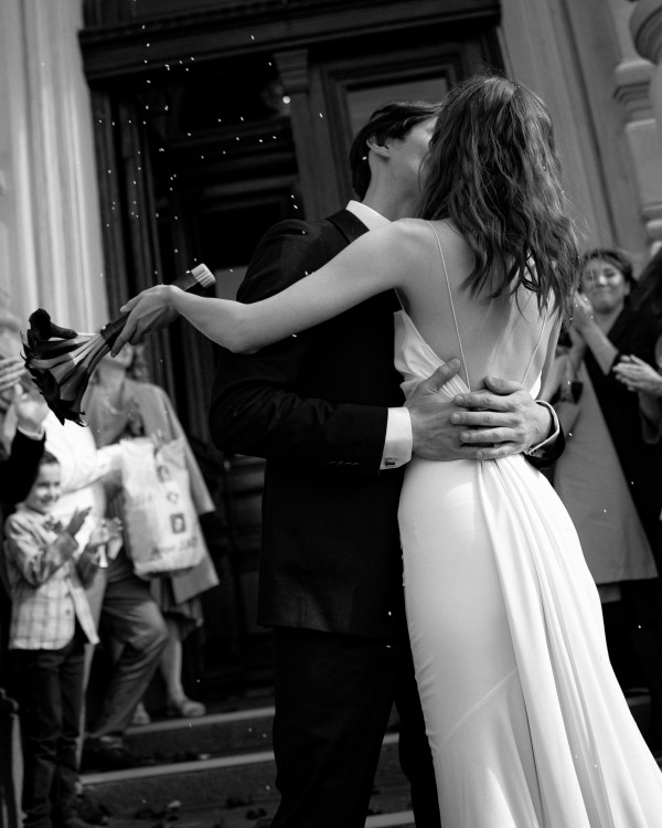 Стильные черно-белые кадры из загса