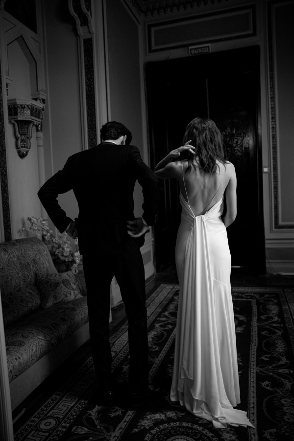 Стильные черно-белые кадры из загса