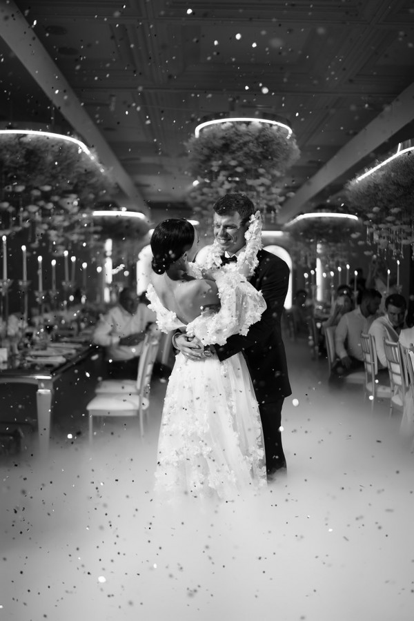 Нежное платье с лепестками в сказочной свадьбе