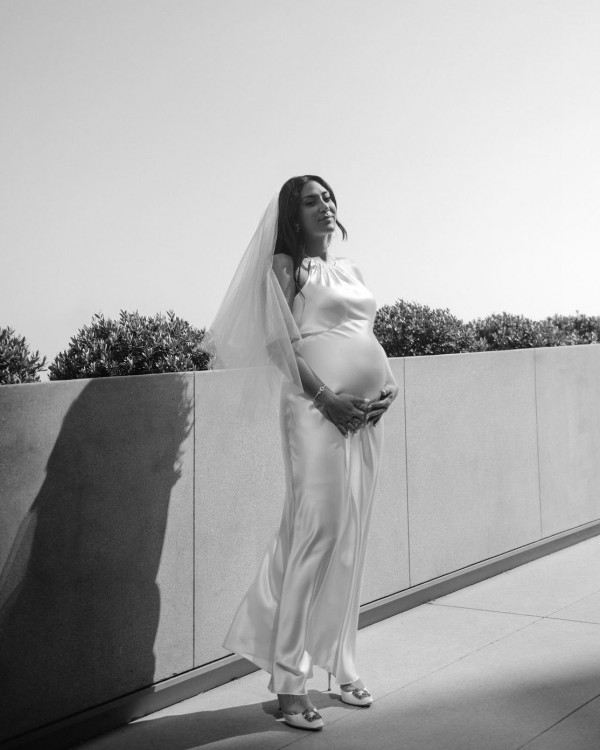 5 универсальных образов на свадьбу для беременных