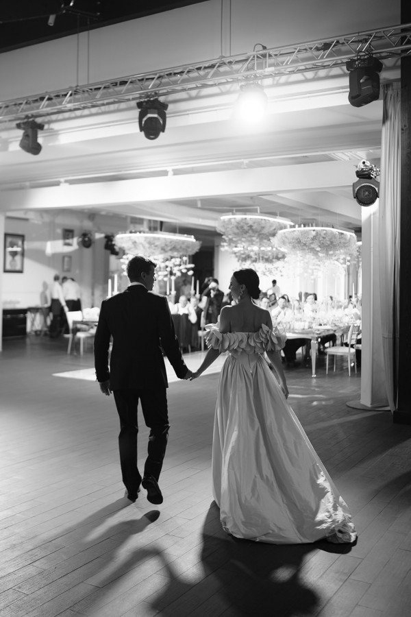 Нежное платье с лепестками в сказочной свадьбе