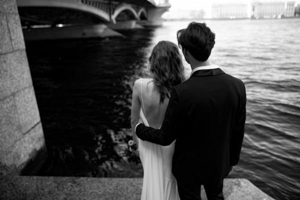 Стильные черно-белые кадры из загса