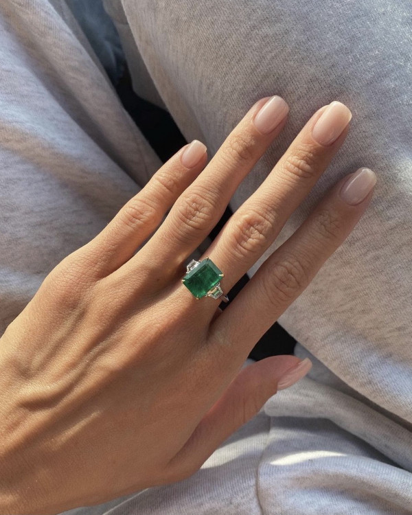 Новый тренд — помолвочные кольца с большими