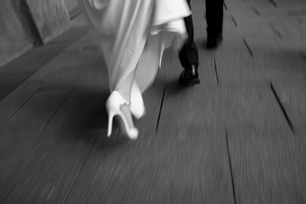 Стильные черно-белые кадры из загса