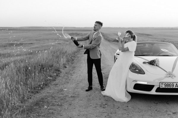 Летняя свадьба для двоих посреди цветущего поля