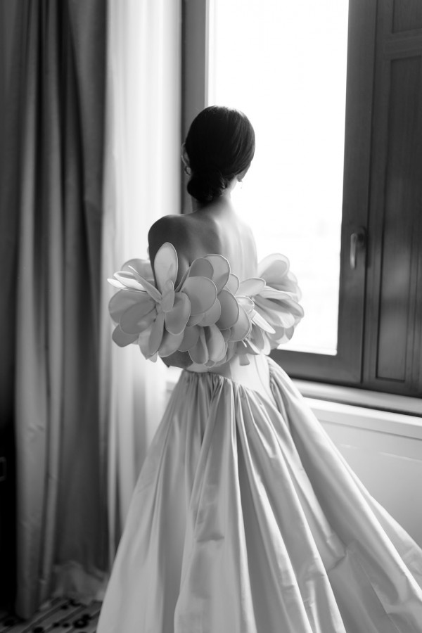 Нежное платье с лепестками в сказочной свадьбе