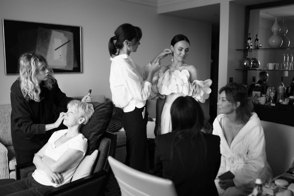 Нежное платье с лепестками в сказочной свадьбе