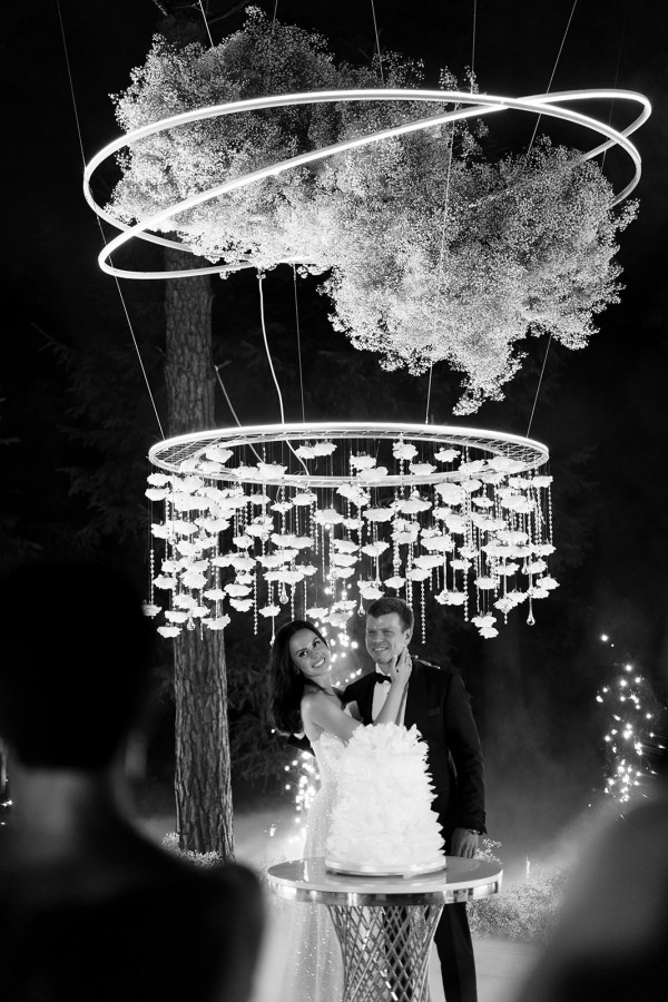 Нежное платье с лепестками в сказочной свадьбе