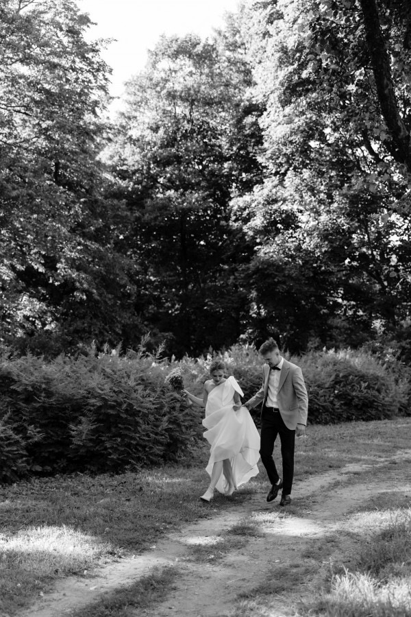 Летняя свадьба для двоих посреди цветущего поля