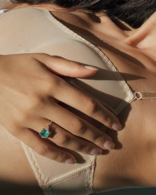 Новый тренд — помолвочные кольца с большими