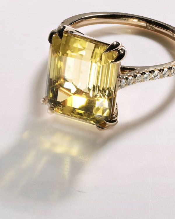 Новый тренд — помолвочные кольца с большими