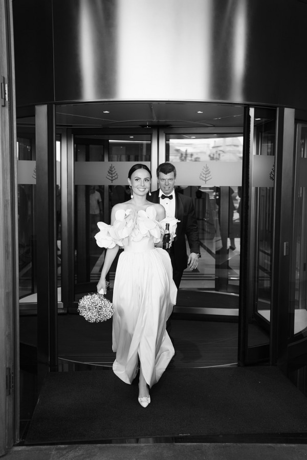 Нежное платье с лепестками в сказочной свадьбе