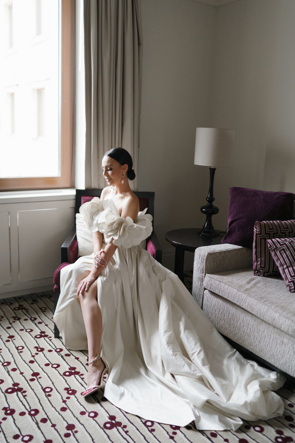 Нежное платье с лепестками в сказочной свадьбе