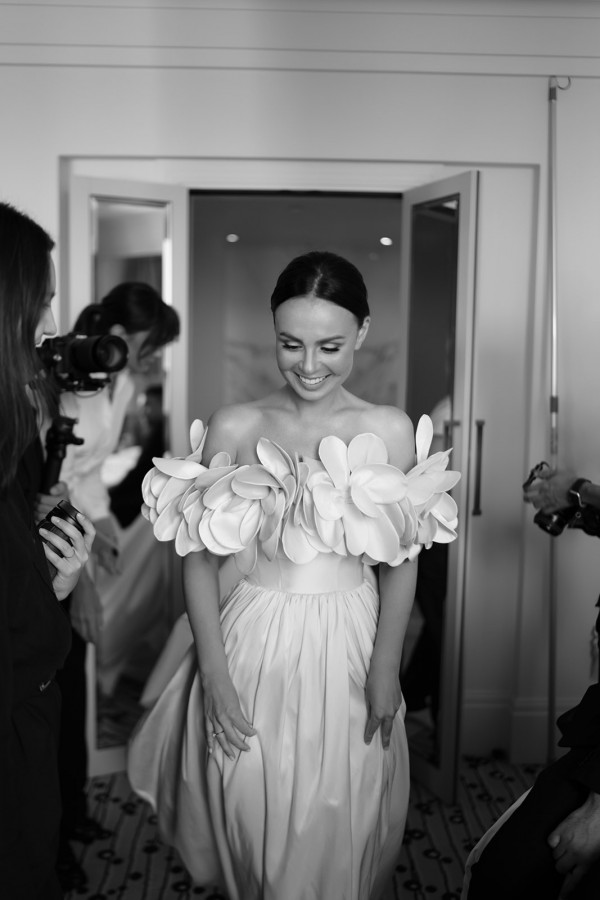 Нежное платье с лепестками в сказочной свадьбе