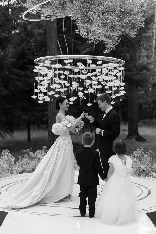 Нежное платье с лепестками в сказочной свадьбе