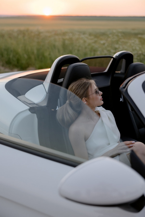 Летняя свадьба для двоих посреди цветущего поля