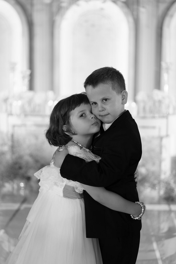 Нежное платье с лепестками в сказочной свадьбе