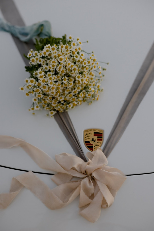 Летняя свадьба для двоих посреди цветущего поля