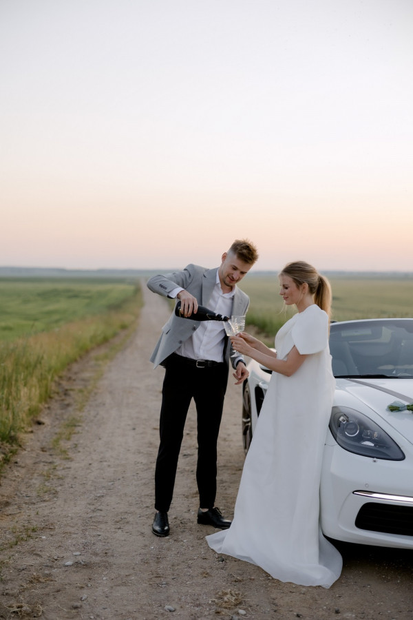 Летняя свадьба для двоих посреди цветущего поля