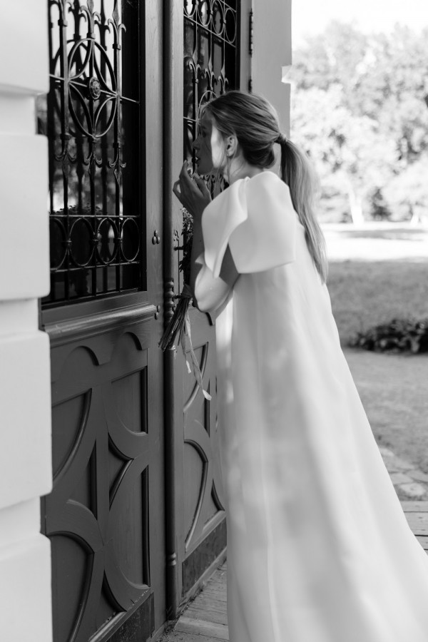 Летняя свадьба для двоих посреди цветущего поля