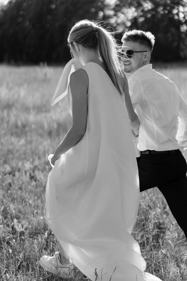 Летняя свадьба для двоих посреди цветущего поля