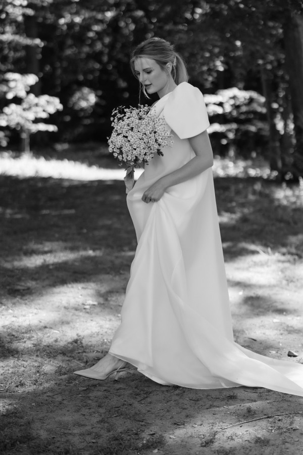 Летняя свадьба для двоих посреди цветущего поля