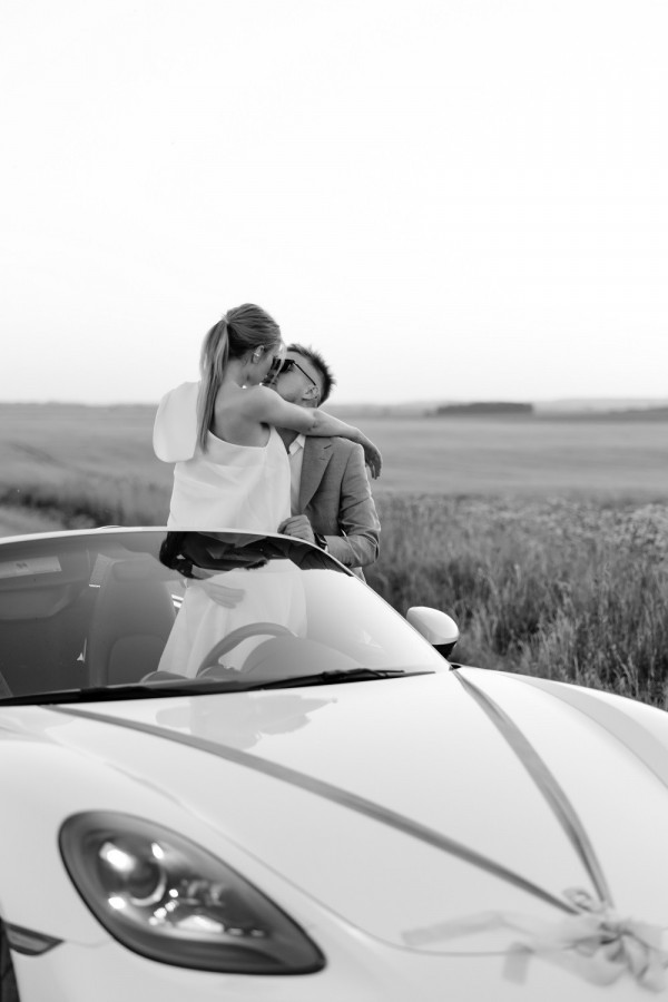 Летняя свадьба для двоих посреди цветущего поля