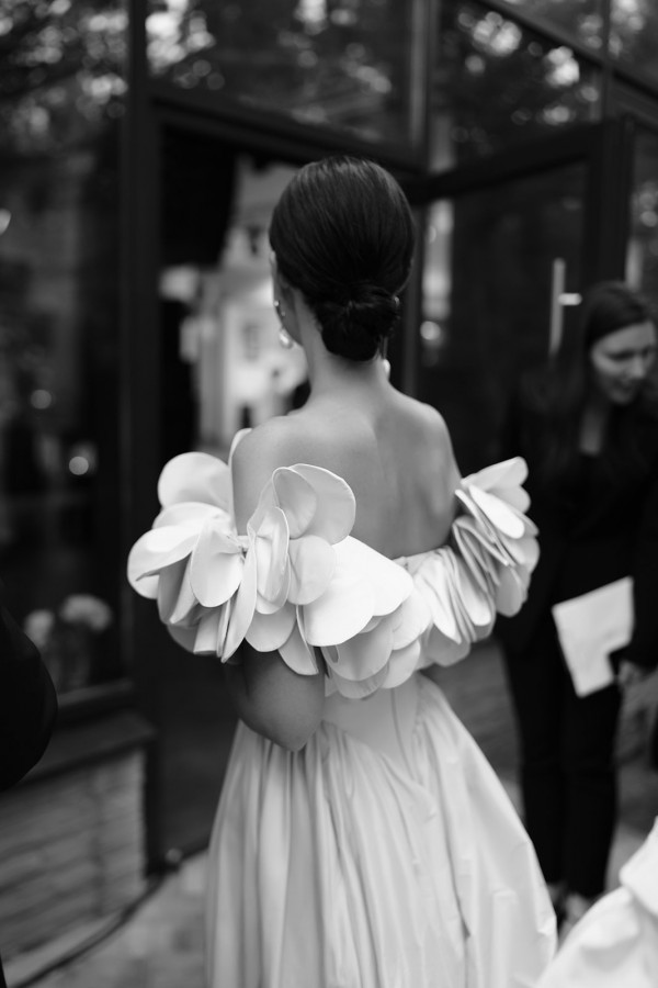 Нежное платье с лепестками в сказочной свадьбе