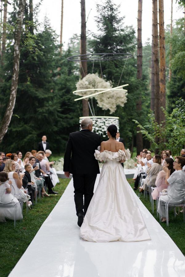 Нежное платье с лепестками в сказочной свадьбе
