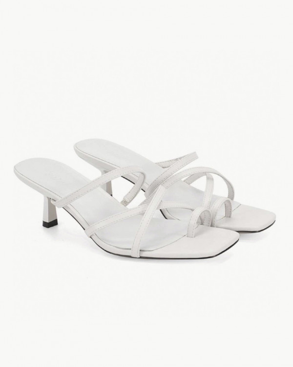 Где искать идеальные белые босоножки, если нужно