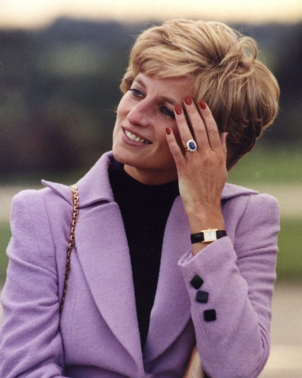 Новый тренд — помолвочные кольца с большими