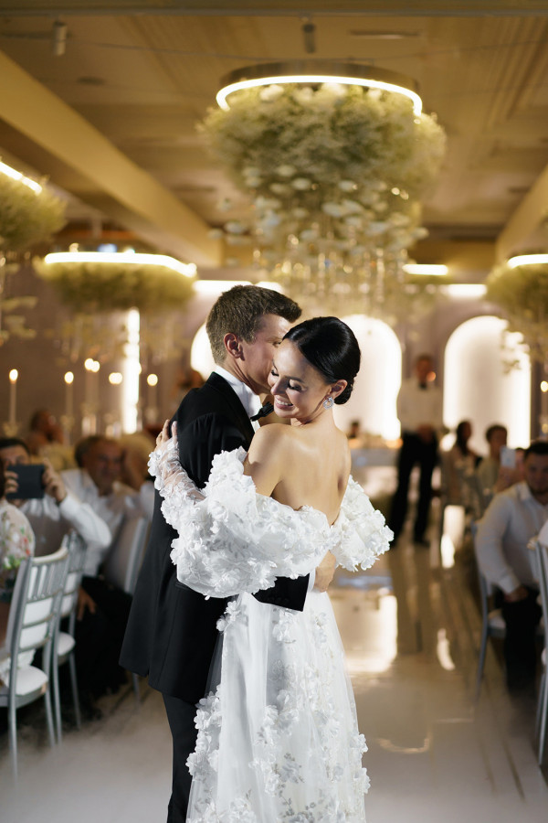 Нежное платье с лепестками в сказочной свадьбе