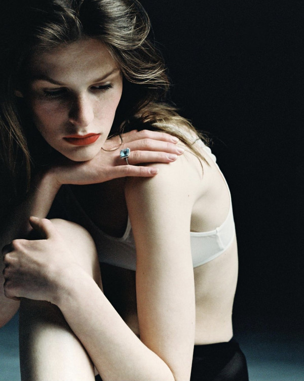 Новый тренд — помолвочные кольца с большими