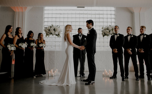 Свадьба в Чикаго с черно-белым дресскодом