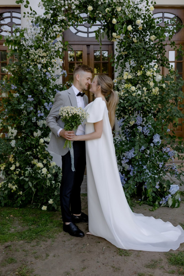 Летняя свадьба для двоих посреди цветущего поля