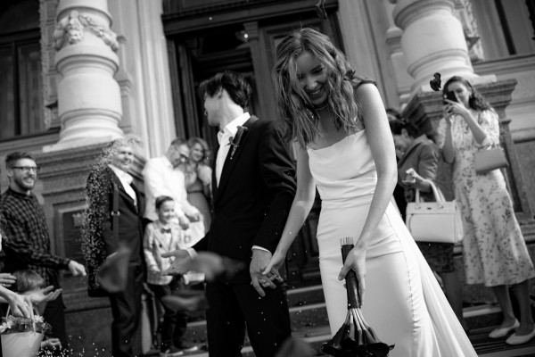 Стильные черно-белые кадры из загса