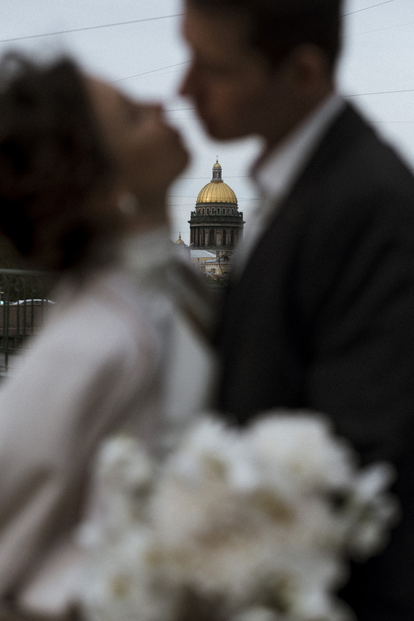 Свадебная серия в пасмурном Петербурге от Анны