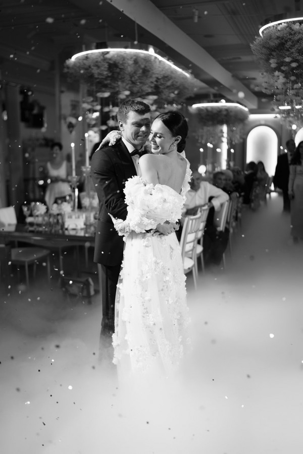 Нежное платье с лепестками в сказочной свадьбе