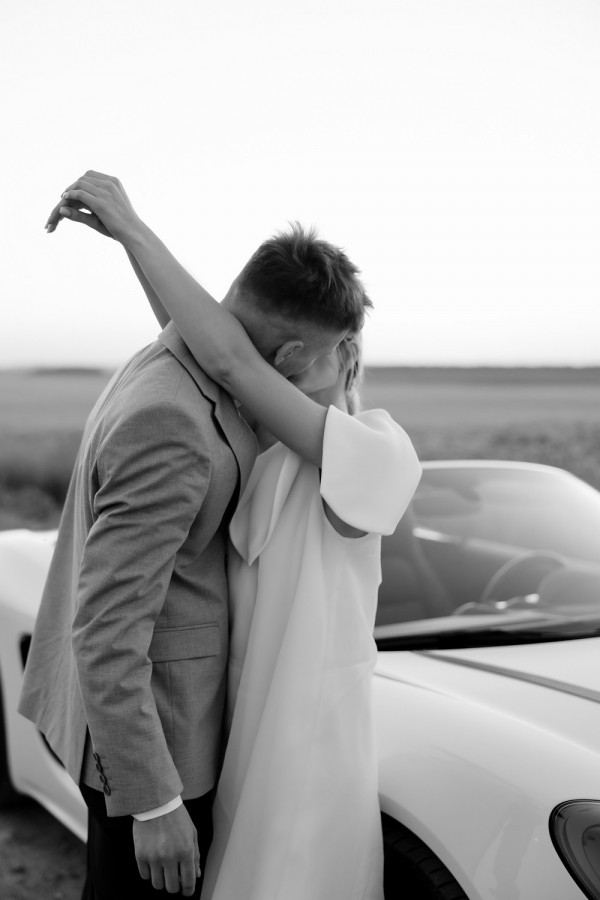 Летняя свадьба для двоих посреди цветущего поля