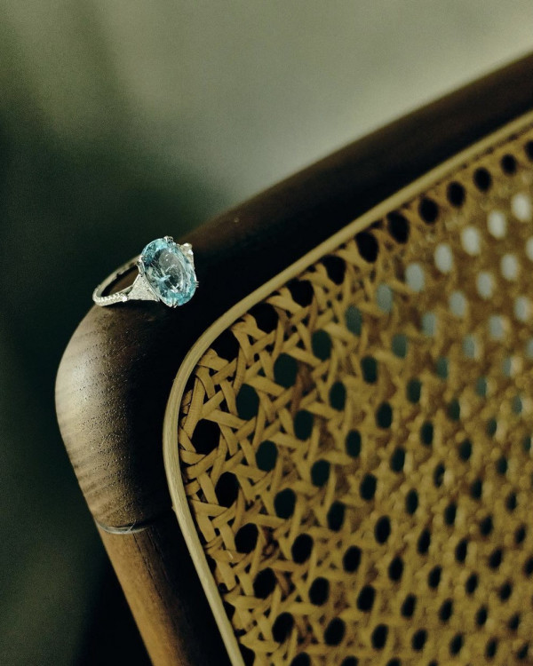 Новый тренд — помолвочные кольца с большими