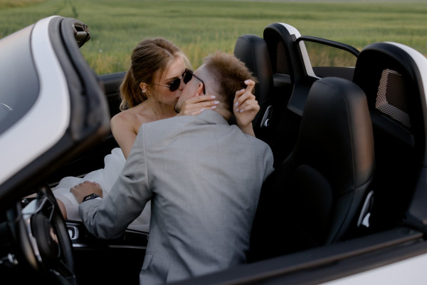 Летняя свадьба для двоих посреди цветущего поля