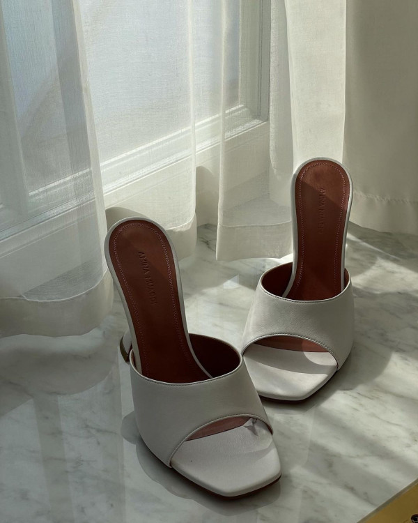 Где искать идеальные белые босоножки, если нужно