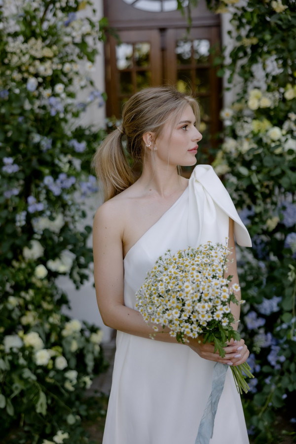 Летняя свадьба для двоих посреди цветущего поля