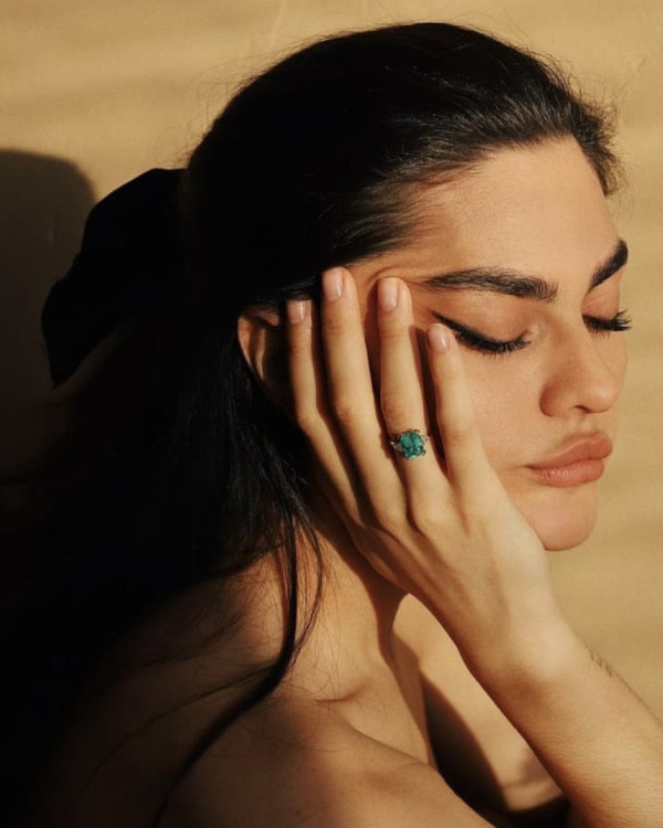 Новый тренд — помолвочные кольца с большими