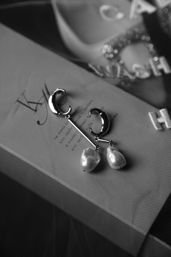 Нежное платье с лепестками в сказочной свадьбе