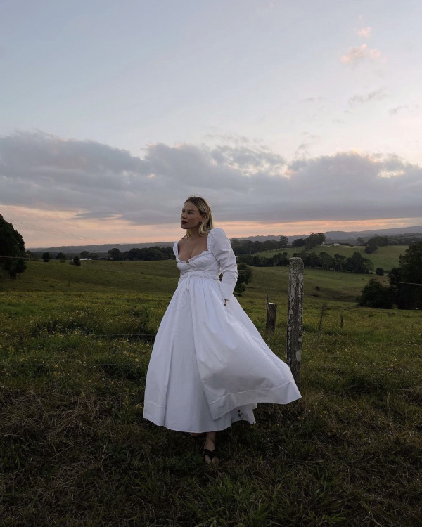 5 универсальных образов на свадьбу для беременных